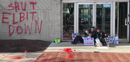Aktivisten von »Palestine Action« ketten sich an den Eingang von... Aktivisten von »Palestine Action« ketten sich an den Eingang von...