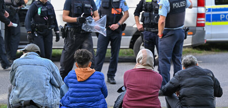 Beamte der Bundespolizei bewachen Menschen, die in Südbrandenbur... Beamte der Bundespolizei bewachen Menschen, die in Südbrandenbur...