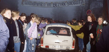 Ach ja: Westberliner begrüßen einen Trabi in der Nacht des Mauer...