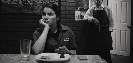 Dinner for one? Anaita Wali Zada als Donya in »Fremont«