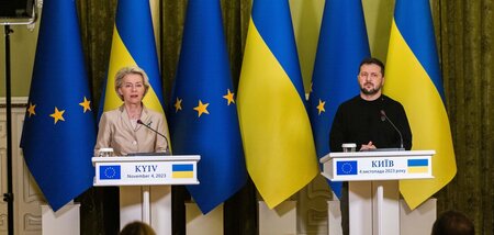 Farblich gut abgestimmt: Fahnen der EU und der Ukraine bei Press...