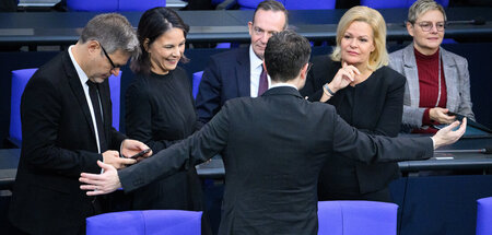 Große Gesten: Die Minister Robert Habeck, Annalena Baerbock, Vol...