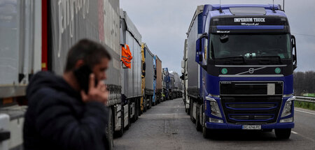 Lastwagen an der ukrainisch-polnischen Grenze (Rava-Ruska, 17.4.