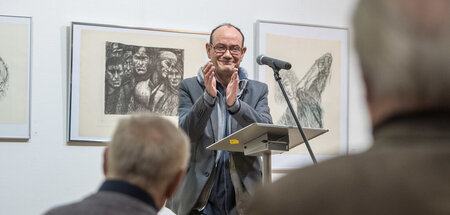 Michael Mäde-Murray bei einer Ausstellungseröffnung mit Werken v...