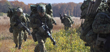 Japanische Soldaten bei einer gemeinsam mit britischen Streitkrä...