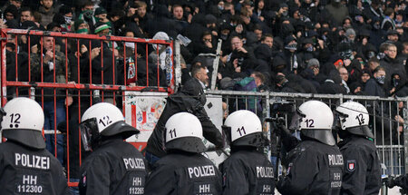 Polizei vor dem Fanblock von Hannover 96 beim FC St. Pauli (Hamb...