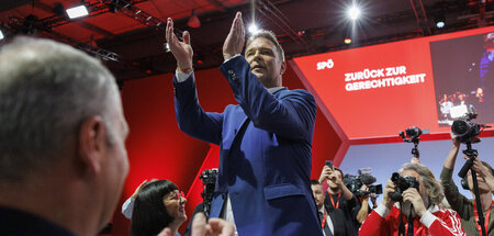 Nach bewegendem Auftritt: Andreas Babler, Chef der SPÖ, lässt si...