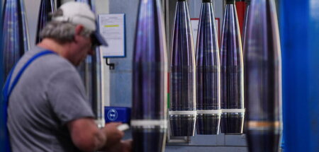 Die Rüstungskonzerne reiben sich die Hände: Produktion von Artil...