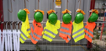 Helm, Handschuhe, Warnwesten – und Regenschirme?