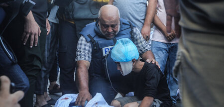 Wael Al-Dahdouh trauert um seine Familienangehörigen, die bei ei...