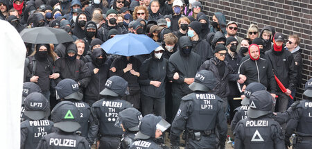 Wer trägt hier Uniform? Demonstranten und Polizisten am 1. Mai i...