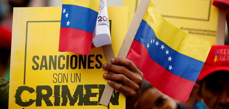 »Sanktionen sind ein Verbrechen«: Protest am 1. Mai 2021 in Cara...