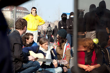 Militant und musikalisch – gemischter No-NATO-Protest am 4.April...