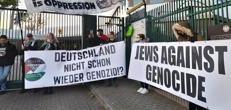 Endlich aus der Geschichte lernen: Protest vor der deutschen Bot...