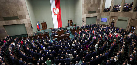 Abgeordnete bei der Eröffnungssitzung des polnischen Parlaments ...