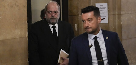 Eric Dupond-Moretti (im Hintergrund) am Mittwoch in Paris