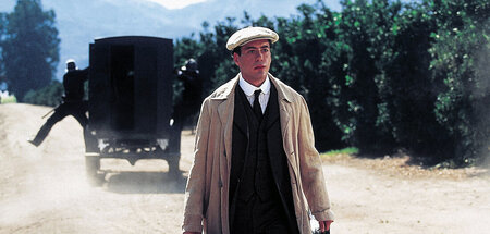 Nachdem er in den USA angekommen ist, wird Charlie Chaplin (Robe...