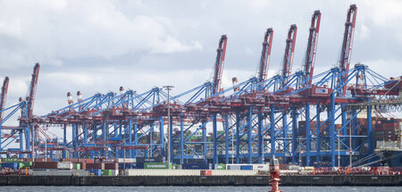 Blick auf den HHLA-Containerterminal Burchardkai CTB im Hamburge...