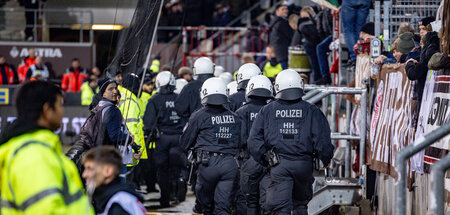 Uniformer Stoßtrupp auf »Feindsuche« im gegnerischen Block (Hamb...