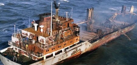Ausgebrannt: Das Wrack des Frachters »Pallas« treibt vor der Nor... Ausgebrannt: Das Wrack des Frachters »Pallas« treibt vor der Nor...