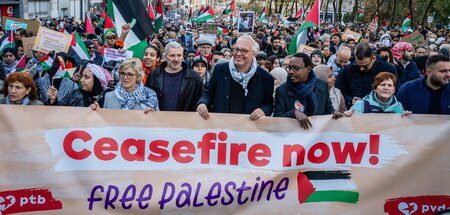 Partei der Arbeit auf einer Großdemonstration mit Zehntausenden ...