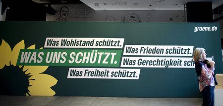 »Wohlstand« über allem: Aufsteller zum EU-Wahlprogramm in Berlin...