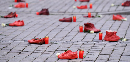 Symbolische Aktion zum Gedenken an getötete Frauen auf dem Markt...