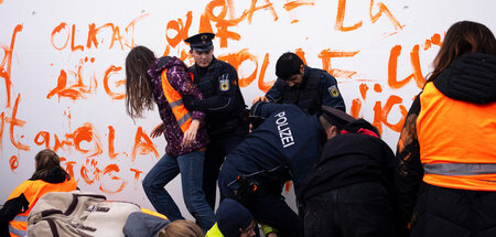 Polizisten gehen gegen Aktivisten der »Letzten Generation« bei e... Polizisten gehen gegen Aktivisten der »Letzten Generation« bei e...