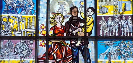 Trotz alledem noch da: Ein von Walter Womacka gestaltetes Fenste...