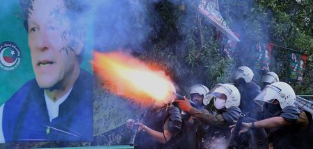 Symbolisch für die Attacken gegen Khan: Einsatzkräfte gehen rabi... Symbolisch für die Attacken gegen Khan: Einsatzkräfte gehen rabi...