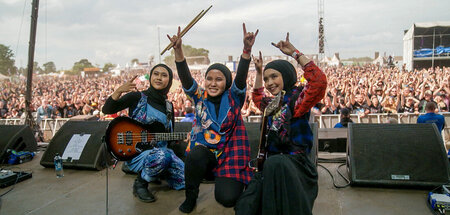 Firda, Widi und Siti aus Indonesien machen Metal vom Feinsten: »... Firda, Widi und Siti aus Indonesien machen Metal vom Feinsten: »...