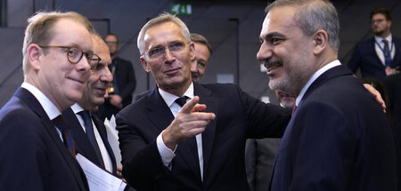 NATO-Chef Jens Stoltenberg (M.) wollte ursprünglich den Beitritt...