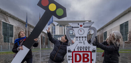 »Wettbewerbsideologische Konzepte«: Carl Waßmuth (Mitte) vor dem...