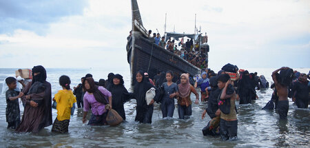 Flüchtende Rohingya waten in Indonesien an Land (Aceh Utara, 16....