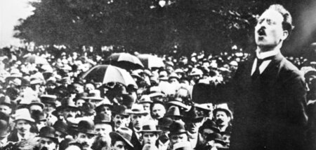 Als einziger Abgeordneter des Reichstags stimmte Karl Liebknecht...