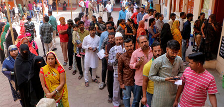 Divers und zahlreich: Wahlberechtigte reihen sich in Madhya Prad...