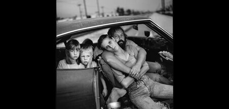 Mary Ellen Mark: The Damm family in their car. Los Angeles, Cali...
