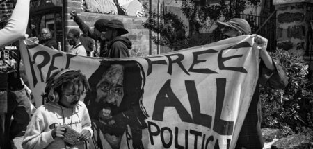 Teilnehmer einer Kundgebung zur Freilassung von Mumia Abu-Jamal ...