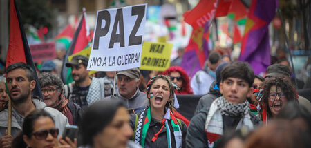»Frieden. Nein zum Krieg!« fordern Demonstranten in Madrid am So...