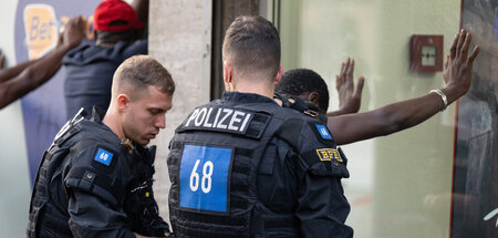 Kontrolle wegen der falschen Hautfarbe: »Racial Profiling« (Symb...
