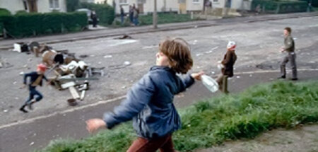 Ann Marie, zehn Jahre alt, wirft 1981 während eines Aufstands in...