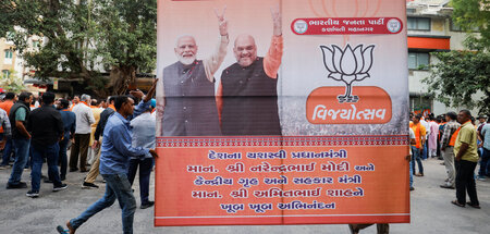 Modi (links auf dem Plakat) kann sich freuen: Sein radikaler Kur...