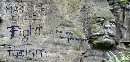 Protestbotschaften an einem Wandrelief mit dem Konterfei Paul vo... Protestbotschaften an einem Wandrelief mit dem Konterfei Paul vo...