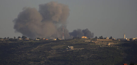 Rauch steigt auf, nachdem israelische Bomben zwischen Ramia und ...