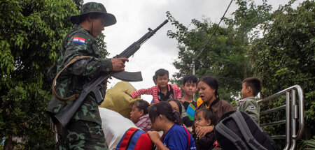 Rebellen der Karenni National Defense Force bringen Zivilisten i...