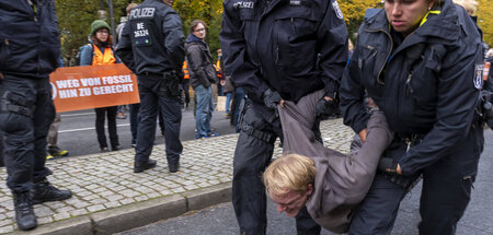 Rabbiates Vorgehen der Polizei gegen Klimaschutzaktivisten (Berl...
