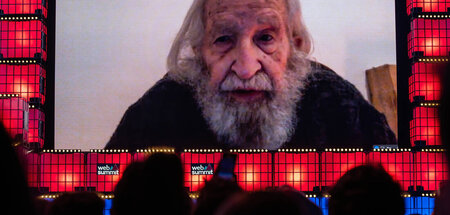 Nein, das ist nicht Jürgen Kuczynski: Noam Chomsky in einer Vide...