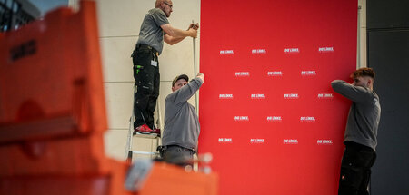 Vorläufig ins Depot: Abbau der Pressekonferenzstellwand der aufg...