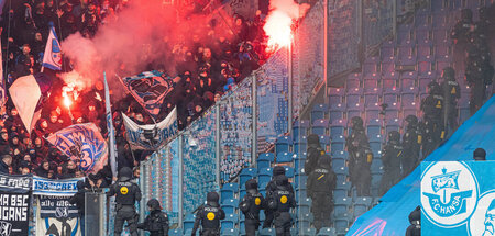 Lebendige Hertha-Fankultur im Ostseestadion: Uniformer Stoßtrupp...