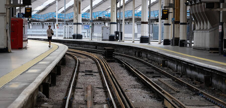 Hier kommt kein Zug an: London Waterloo Station während eines ge...